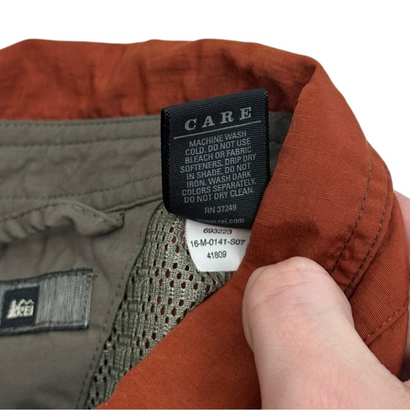 REI Mens Button Up Shirt Vented Roll Up Sleeve Size XXL Fishing UPF 50 Orange - Picture 3 of 4